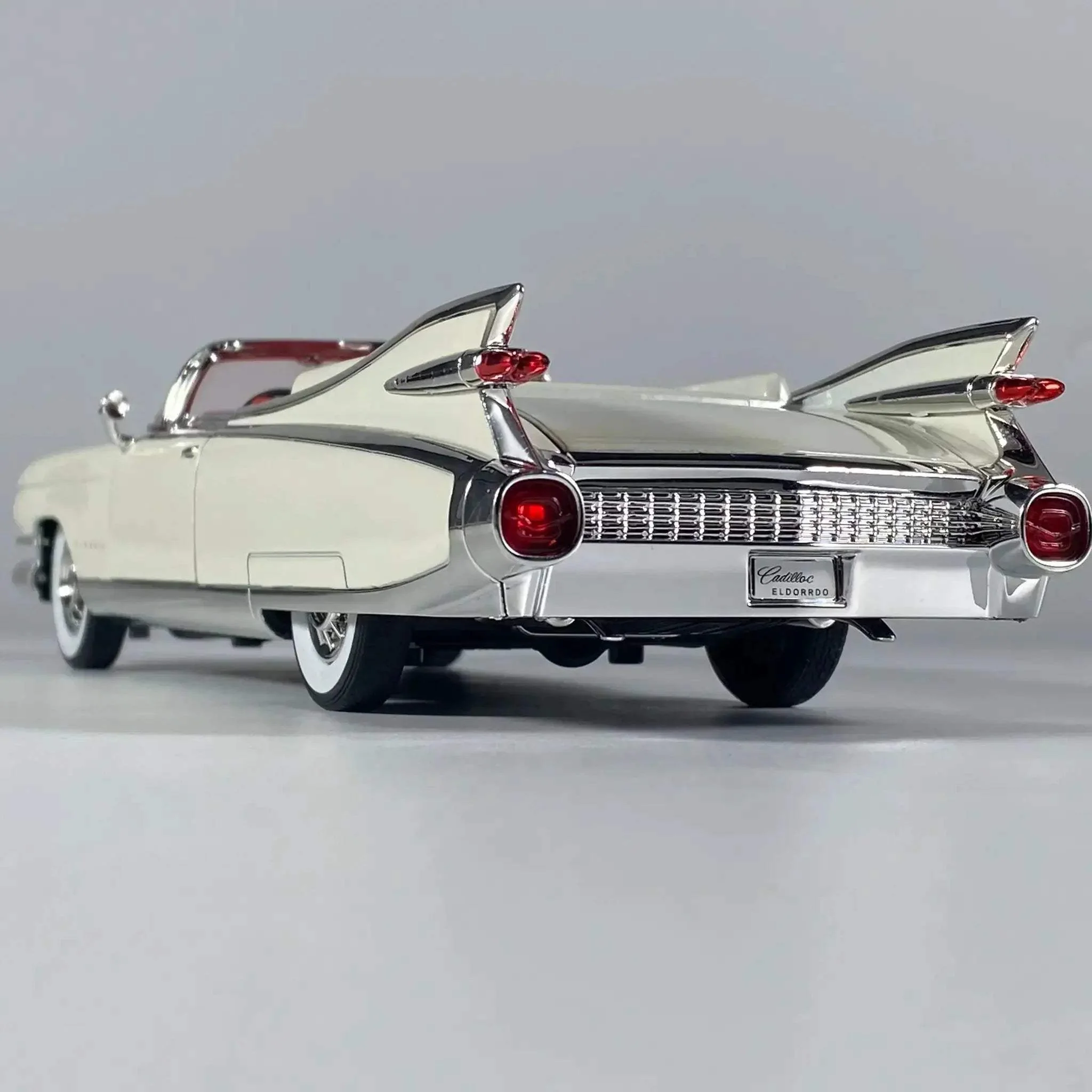 1:24 Diecast Car Model With Sound And Light For Collectors - Image 2