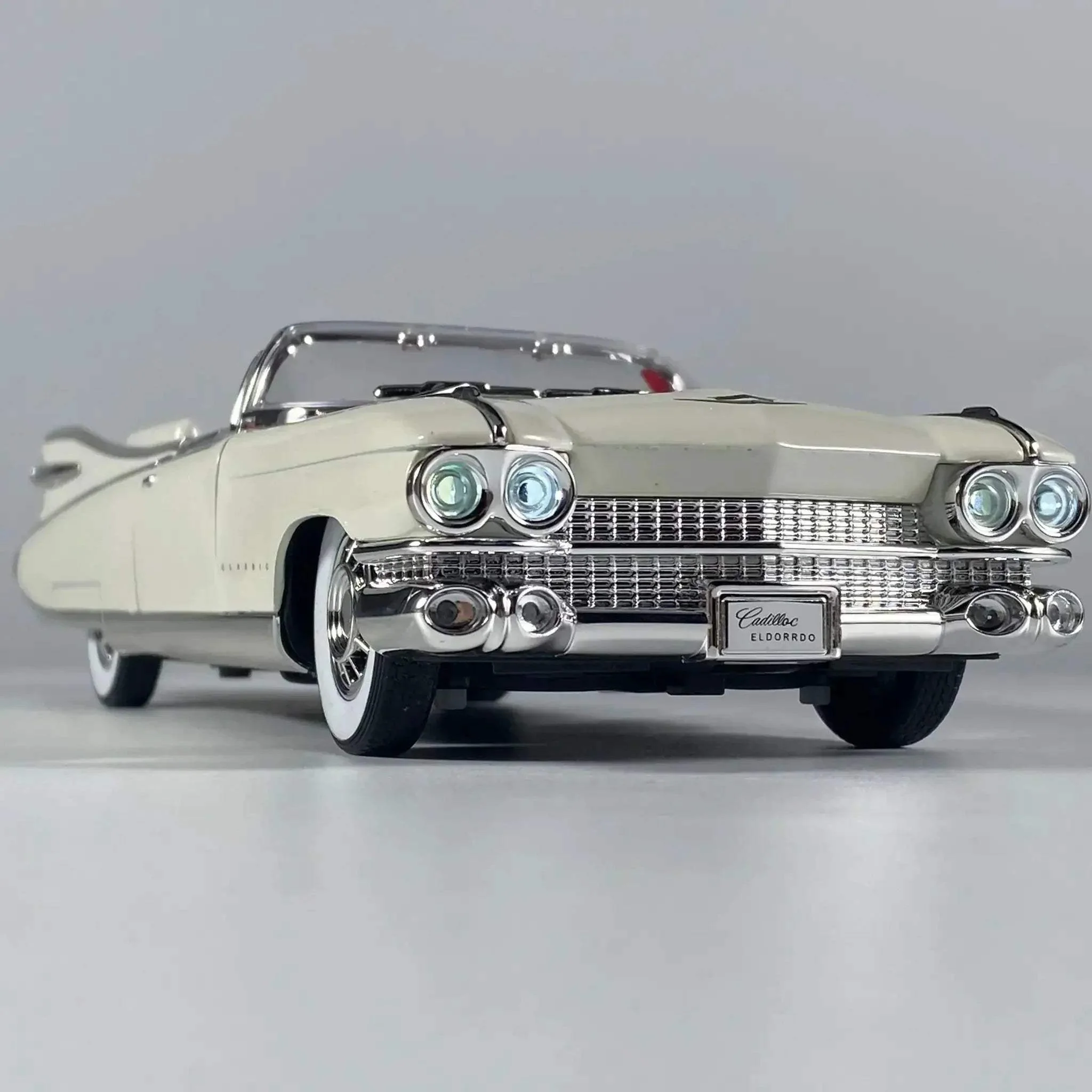 1:24 Diecast Car Model With Sound And Light For Collectors - Image 5