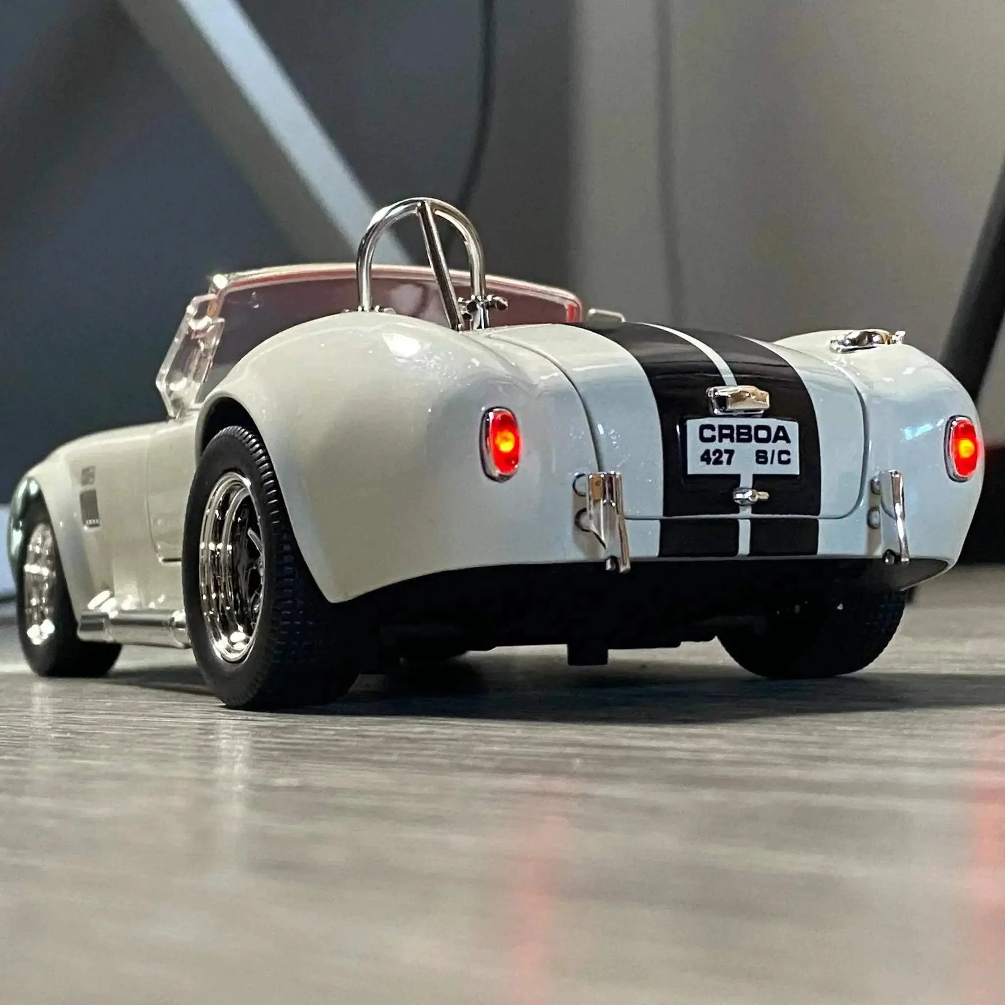 1:24 Ford Shelby Cobra 427 Roadster Die Cast Alloy Model With Sound And Light - Image 3