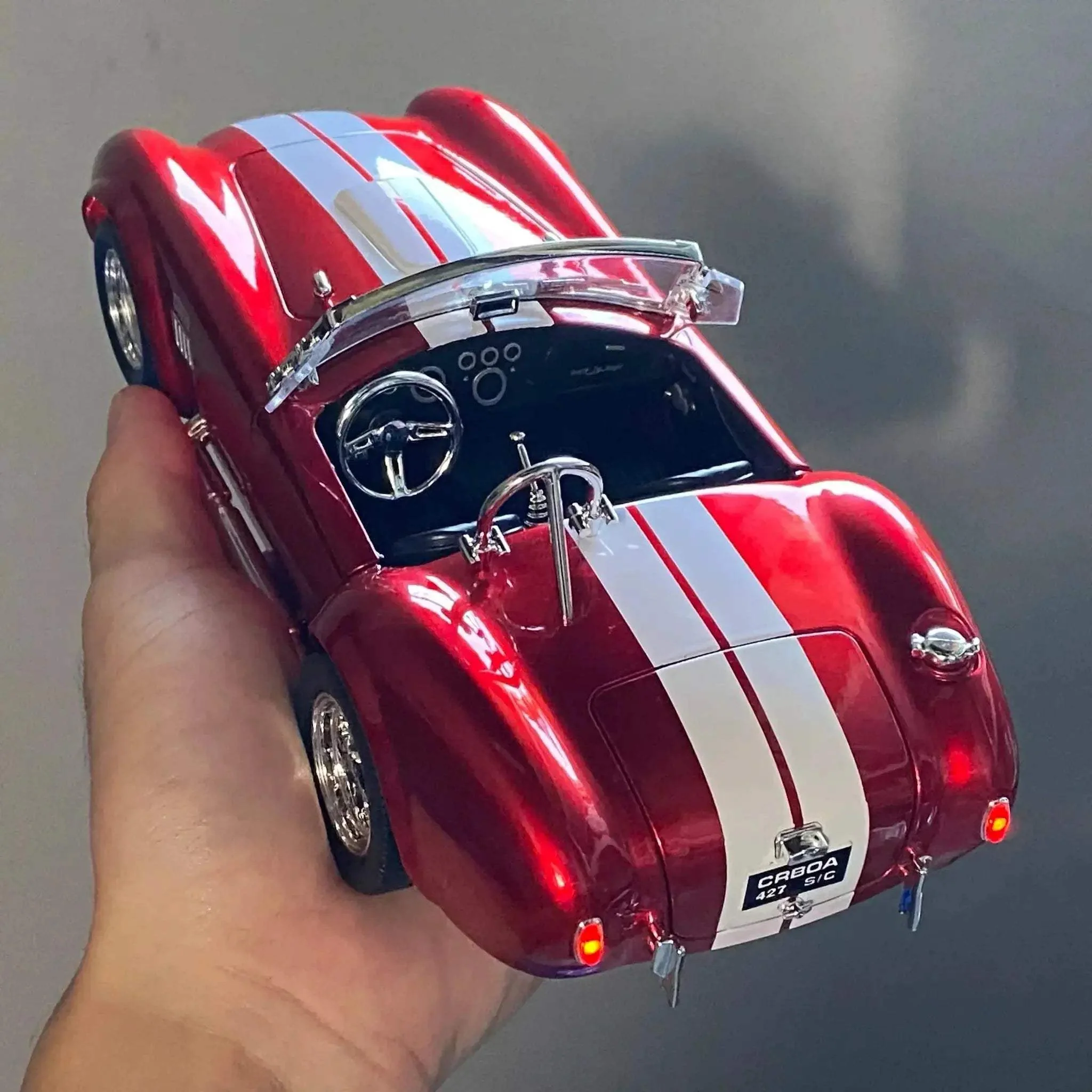 1:24 Ford Shelby Cobra 427 Roadster Die Cast Alloy Model With Sound And Light - Image 5