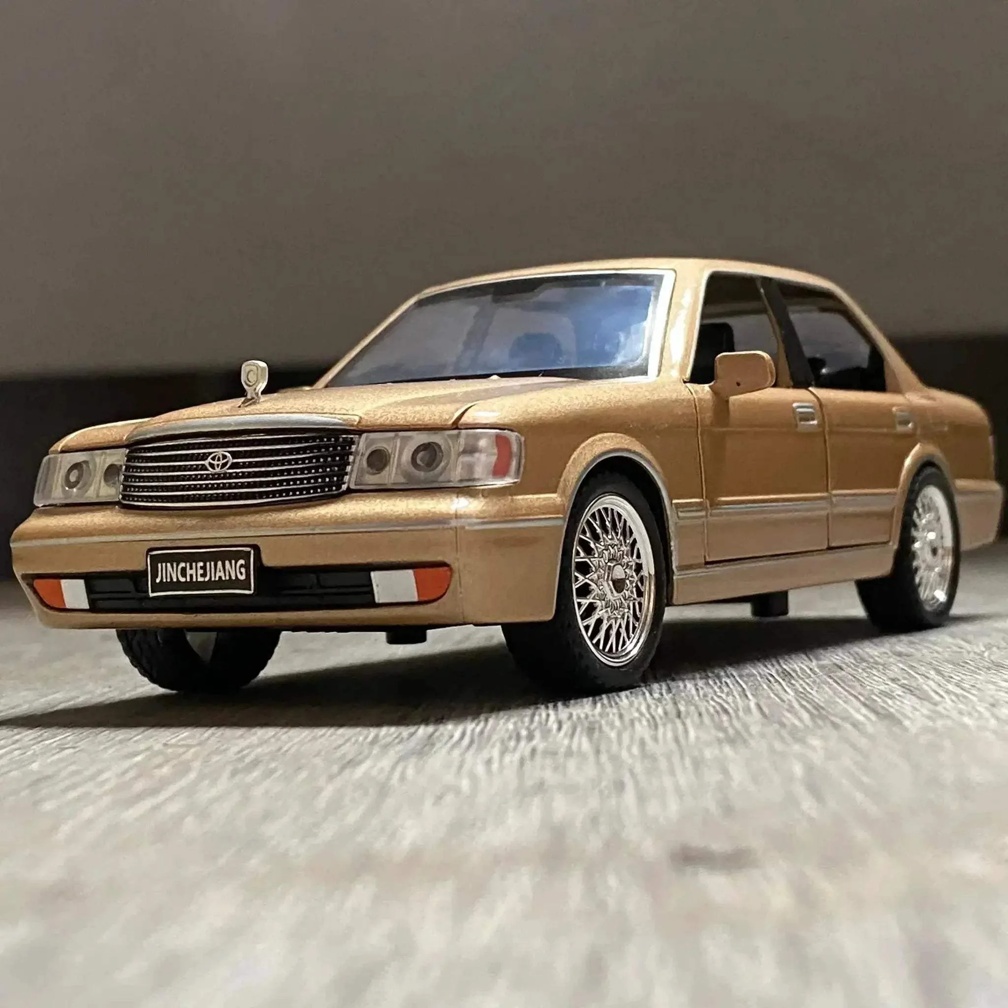 Diecast Model Car 1 32 Scale Alloy Toyota Crown Royal For Collectors - Image 4