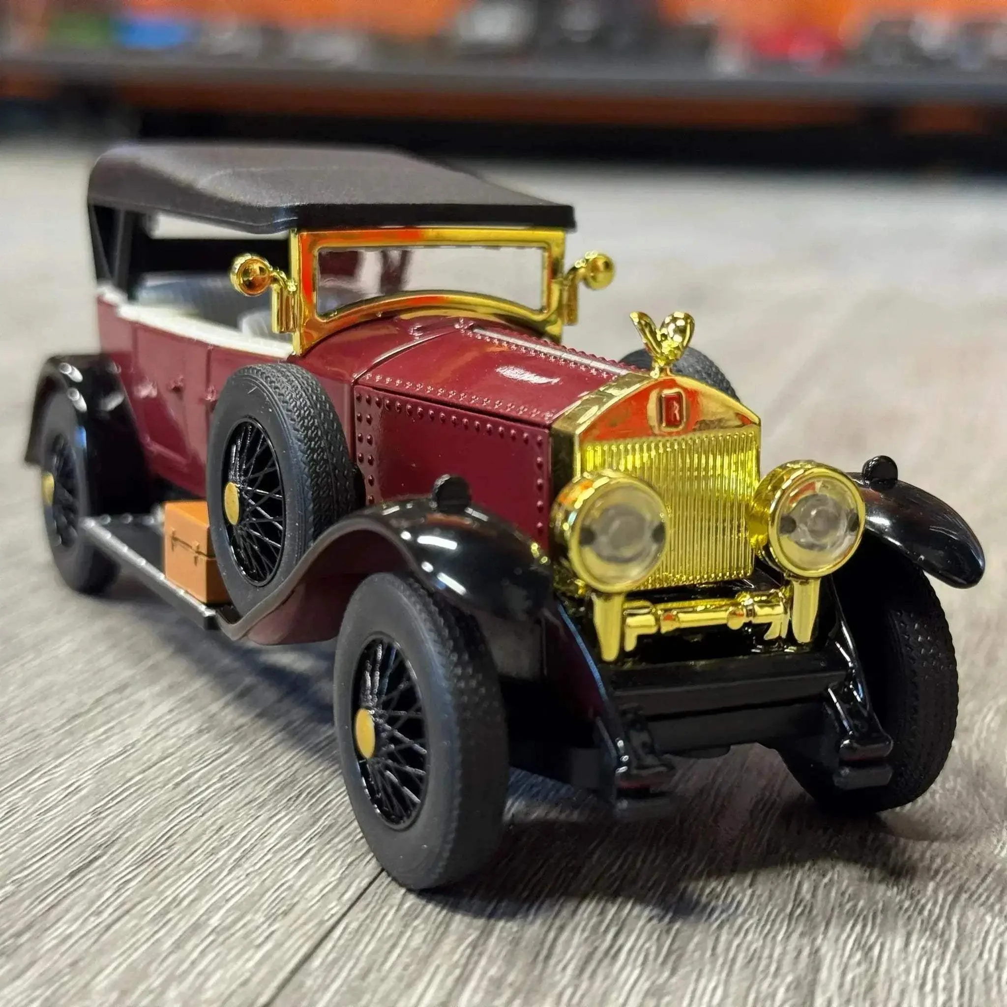 Diecast Model Car 1:32 Scale With Sound And Light For Collectors - Image 5