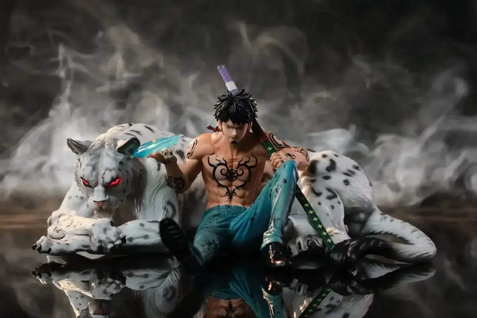 Trafalgar D. Water Law and Snow Leopard Anime Figurine, One Piece Action Figures Statues 25 CM - Image 2